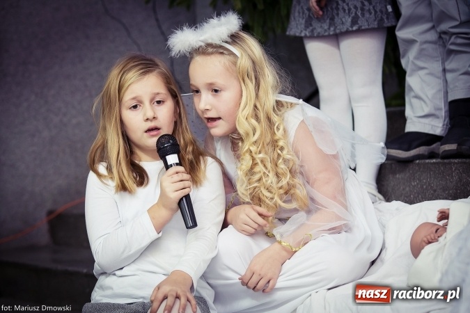 Zdjęcie w galerii na portalu naszraciborz.pl: Mikołaje i anioły z Ostroga, czyli kiermasz świąteczny w SP1 wiadomości z regionu