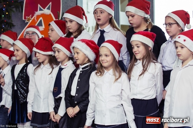 Zdjęcie w galerii na portalu naszraciborz.pl: Mikołaje i anioły z Ostroga, czyli kiermasz świąteczny w SP1 wiadomości z regionu