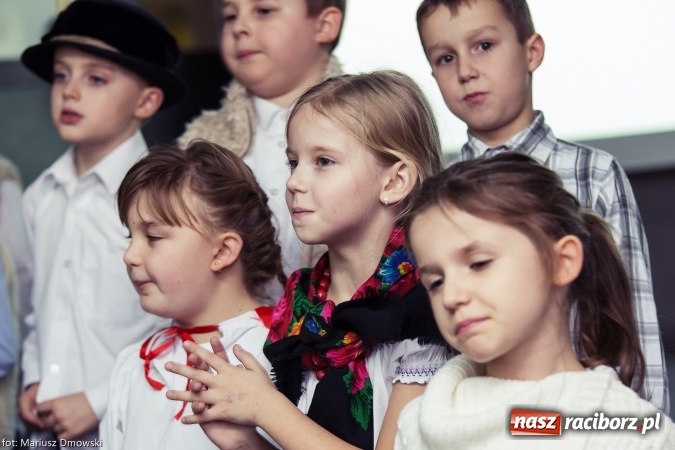 Zdjęcie w galerii na portalu naszraciborz.pl: Mikołaje i anioły z Ostroga, czyli kiermasz świąteczny w SP1 wiadomości z regionu