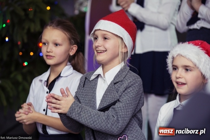 Zdjęcie w galerii na portalu naszraciborz.pl: Mikołaje i anioły z Ostroga, czyli kiermasz świąteczny w SP1 wiadomości z regionu