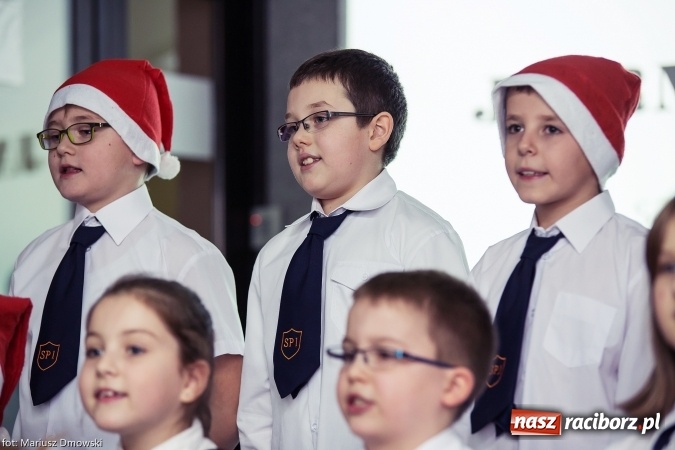 Zdjęcie w galerii na portalu naszraciborz.pl: Mikołaje i anioły z Ostroga, czyli kiermasz świąteczny w SP1 wiadomości z regionu