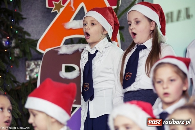 Zdjęcie w galerii na portalu naszraciborz.pl: Mikołaje i anioły z Ostroga, czyli kiermasz świąteczny w SP1 wiadomości z regionu