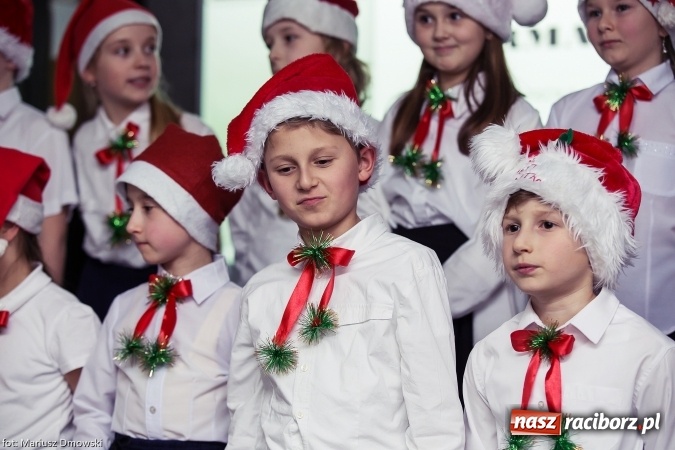 Zdjęcie w galerii na portalu naszraciborz.pl: Mikołaje i anioły z Ostroga, czyli kiermasz świąteczny w SP1 wiadomości z regionu