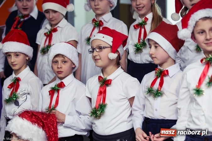 Zdjęcie w galerii na portalu naszraciborz.pl: Mikołaje i anioły z Ostroga, czyli kiermasz świąteczny w SP1 wiadomości z regionu