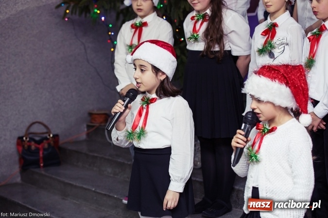 Zdjęcie w galerii na portalu naszraciborz.pl: Mikołaje i anioły z Ostroga, czyli kiermasz świąteczny w SP1 wiadomości z regionu