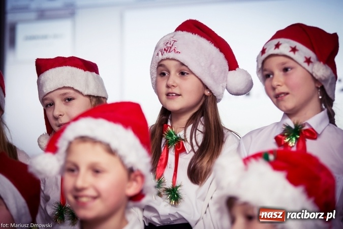 Zdjęcie w galerii na portalu naszraciborz.pl: Mikołaje i anioły z Ostroga, czyli kiermasz świąteczny w SP1 wiadomości z regionu