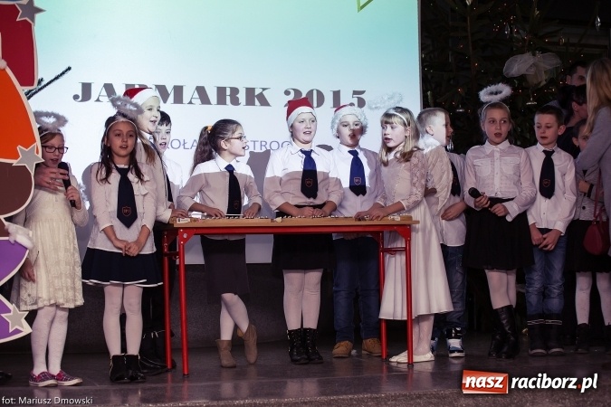 Zdjęcie w galerii na portalu naszraciborz.pl: Mikołaje i anioły z Ostroga, czyli kiermasz świąteczny w SP1 wiadomości z regionu