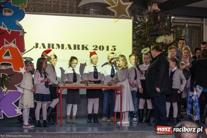 Zdjęcie w galerii na portalu naszraciborz.pl: Mikołaje i anioły z Ostroga, czyli kiermasz świąteczny w SP1 wiadomości z regionu