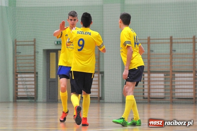 Zdjęcie w galerii na portalu naszraciborz.pl: Emocje do ostatnich sekund. Feniks nie dał się Płomieniowi wiadomości z regionu