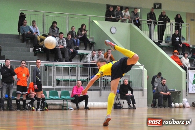 Zdjęcie w galerii na portalu naszraciborz.pl: Emocje do ostatnich sekund. Feniks nie dał się Płomieniowi wiadomości z regionu
