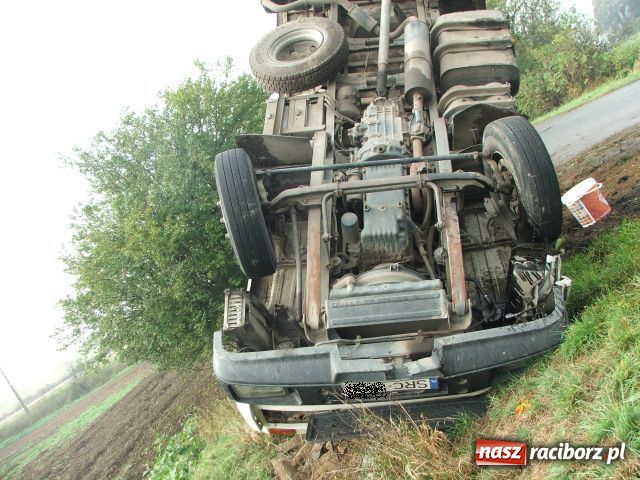Zdjęcie w galerii na portalu naszraciborz.pl: Samochód kołami do góry wiadomości z regionu