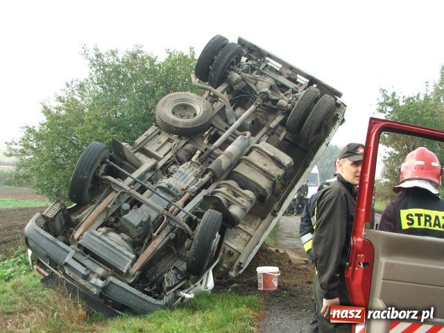 Zdjęcie w galerii na portalu naszraciborz.pl: Samochód kołami do góry wiadomości z regionu