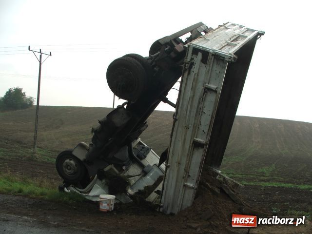 Zdjęcie w galerii na portalu naszraciborz.pl: Samochód kołami do góry wiadomości z regionu