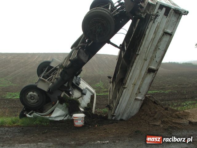 Zdjęcie w galerii na portalu naszraciborz.pl: Samochód kołami do góry wiadomości z regionu