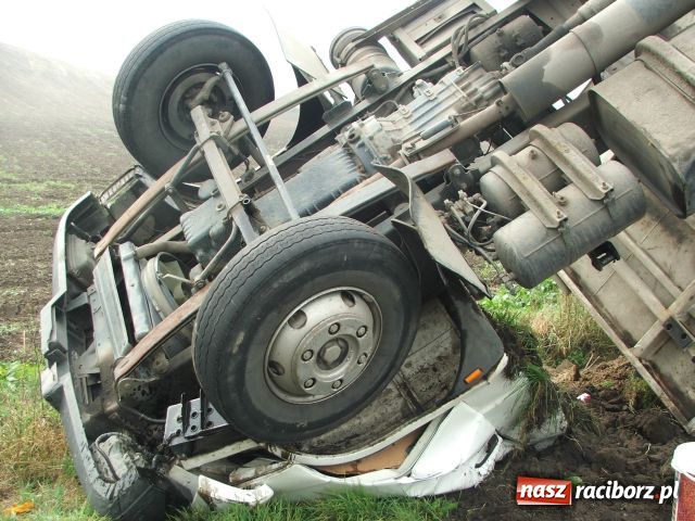 Zdjęcie w galerii na portalu naszraciborz.pl: Samochód kołami do góry wiadomości z regionu