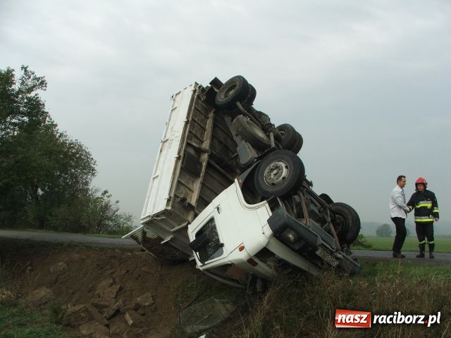 Zdjęcie w galerii na portalu naszraciborz.pl: Samochód kołami do góry wiadomości z regionu