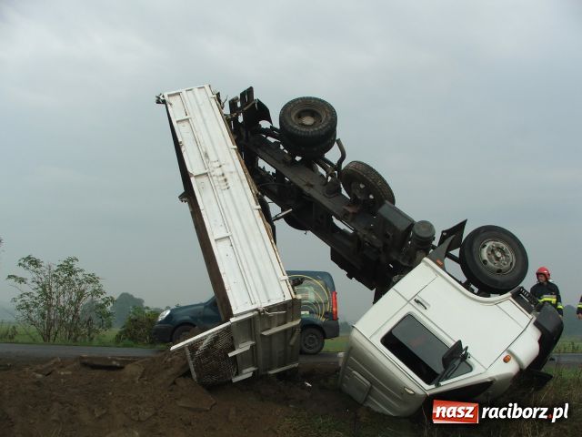 Zdjęcie w galerii na portalu naszraciborz.pl: Samochód kołami do góry wiadomości z regionu