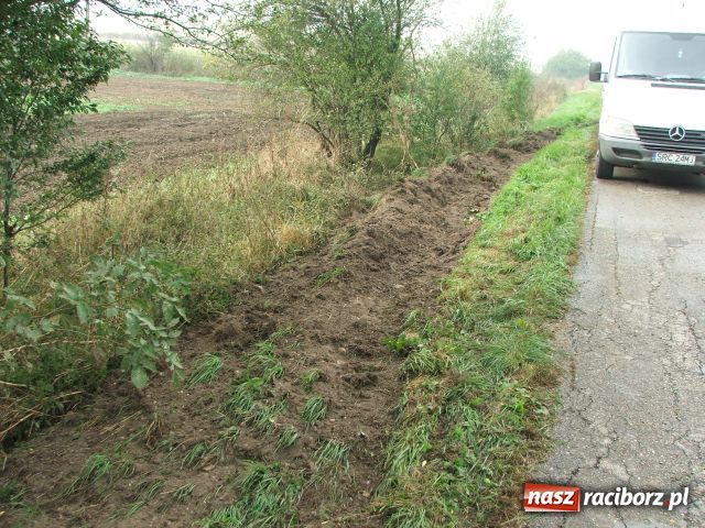 Zdjęcie w galerii na portalu naszraciborz.pl: Samochód kołami do góry wiadomości z regionu