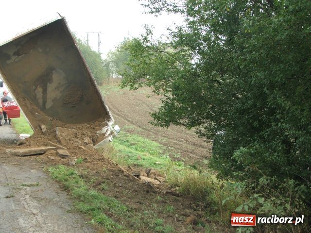 Zdjęcie w galerii na portalu naszraciborz.pl: Samochód kołami do góry wiadomości z regionu