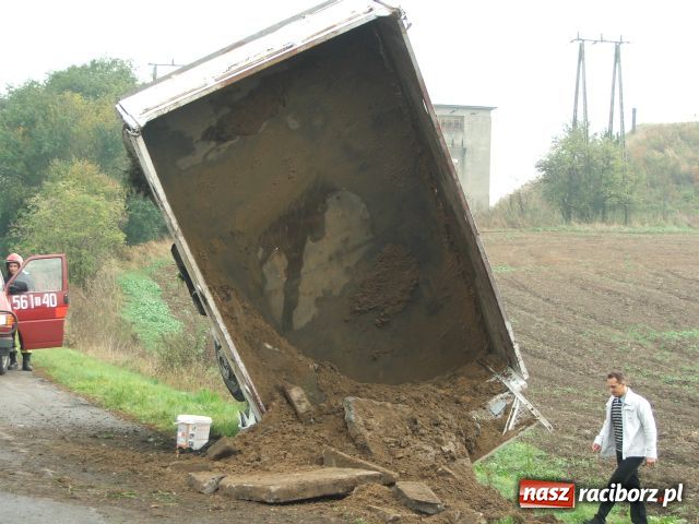 Zdjęcie w galerii na portalu naszraciborz.pl: Samochód kołami do góry wiadomości z regionu