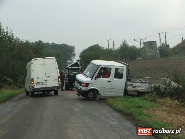 Zdjęcie w galerii na portalu naszraciborz.pl: Samochód kołami do góry wiadomości z regionu