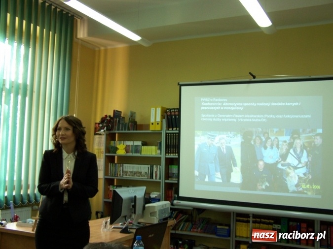 Zdjęcie w galerii na portalu naszraciborz.pl: Spotkanie autorskie dr Moniki Urbanek w Bibliotece PWSZ  wiadomości z regionu