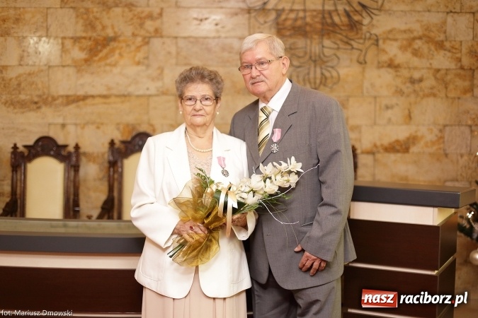 Zdjęcie w galerii na portalu naszraciborz.pl: Dziesięć par obchodziło dziś złote gody w raciborskim Urzędzie Stanu Cywilnego wiadomości z regionu