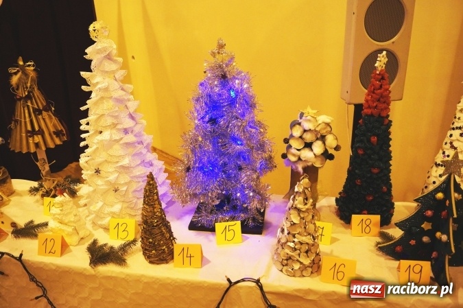 Zdjęcie w galerii na portalu naszraciborz.pl: W ZSP 1 odkrywali magię świąt na kiermaszu świątecznym  wiadomości z regionu