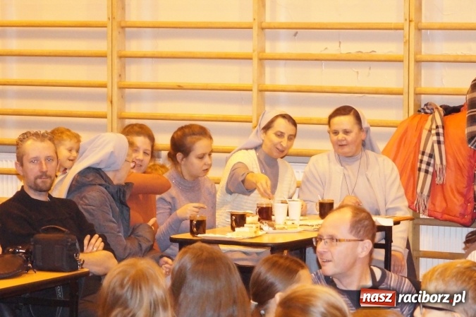 Zdjęcie w galerii na portalu naszraciborz.pl: W ZSP 1 odkrywali magię świąt na kiermaszu świątecznym  wiadomości z regionu