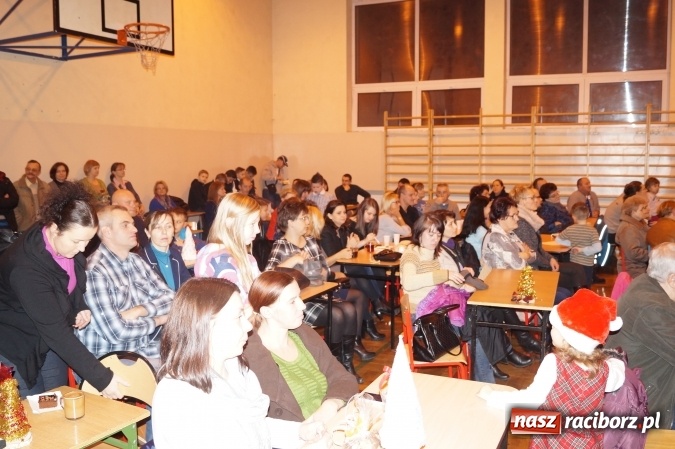 Zdjęcie w galerii na portalu naszraciborz.pl: W ZSP 1 odkrywali magię świąt na kiermaszu świątecznym  wiadomości z regionu
