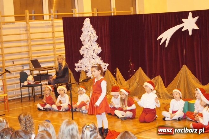Zdjęcie w galerii na portalu naszraciborz.pl: W ZSP 1 odkrywali magię świąt na kiermaszu świątecznym  wiadomości z regionu