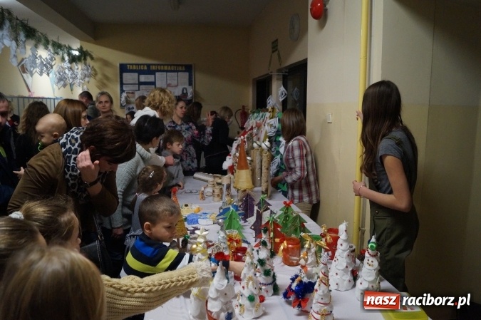 Zdjęcie w galerii na portalu naszraciborz.pl: W ZSP 1 odkrywali magię świąt na kiermaszu świątecznym  wiadomości z regionu
