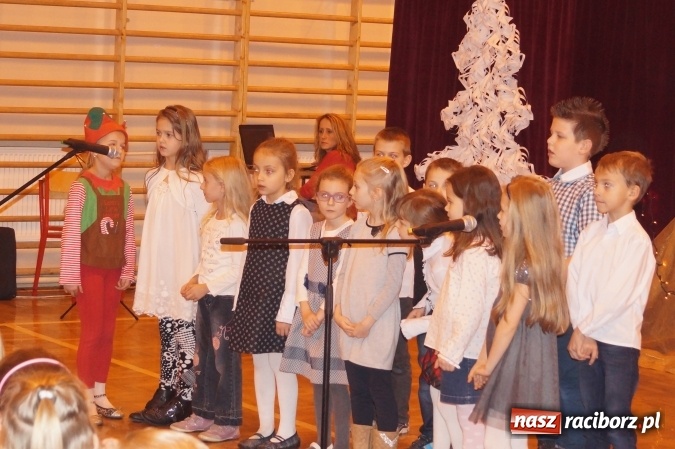Zdjęcie w galerii na portalu naszraciborz.pl: W ZSP 1 odkrywali magię świąt na kiermaszu świątecznym  wiadomości z regionu