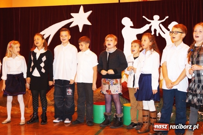 Zdjęcie w galerii na portalu naszraciborz.pl: W ZSP 1 odkrywali magię świąt na kiermaszu świątecznym  wiadomości z regionu