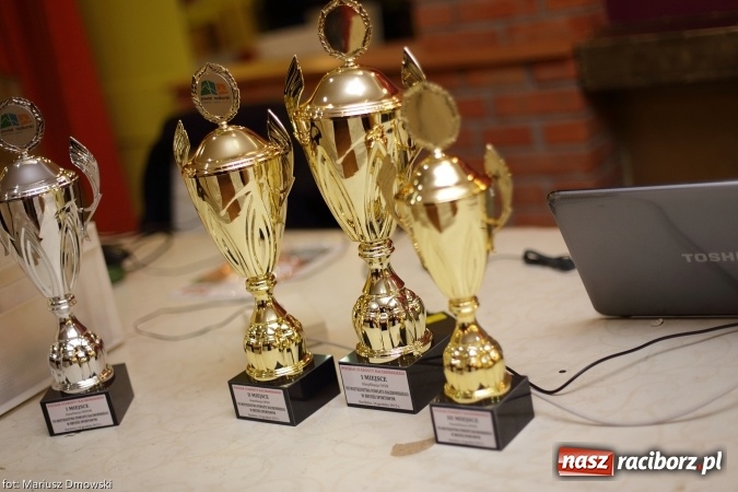Zdjęcie w galerii na portalu naszraciborz.pl: Najlepsi brydżyści powiatu z pucharami wiadomości z regionu