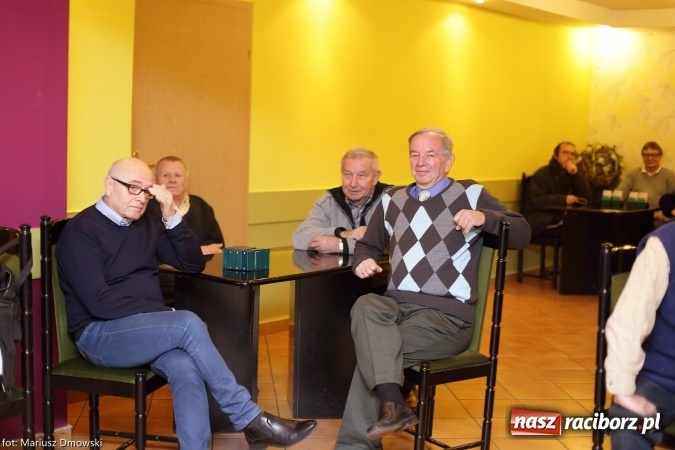 Zdjęcie w galerii na portalu naszraciborz.pl: Najlepsi brydżyści powiatu z pucharami wiadomości z regionu