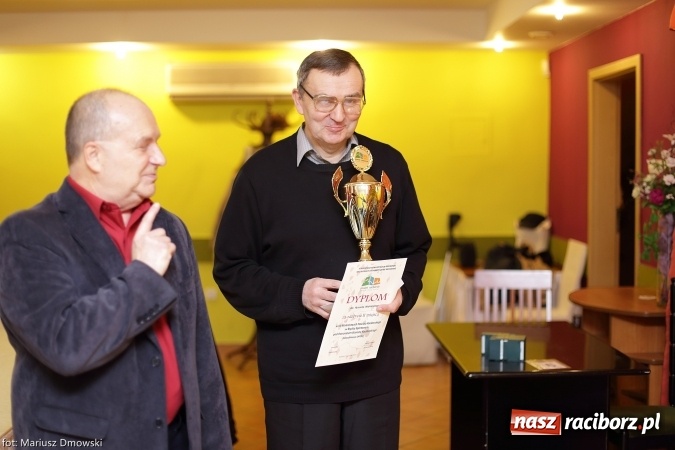 Zdjęcie w galerii na portalu naszraciborz.pl: Najlepsi brydżyści powiatu z pucharami wiadomości z regionu