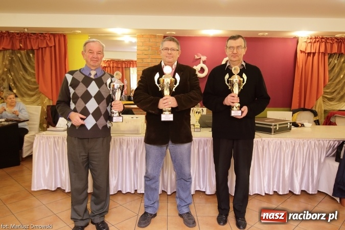 Zdjęcie w galerii na portalu naszraciborz.pl: Najlepsi brydżyści powiatu z pucharami wiadomości z regionu