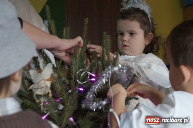 Zdjęcie w galerii na portalu naszraciborz.pl: Wielkie wzruszenie na jasełkach u przedszkolak&oacute;w w Nędzy wiadomości z regionu