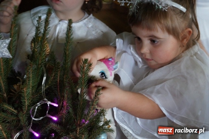 Zdjęcie w galerii na portalu naszraciborz.pl: Wielkie wzruszenie na jasełkach u przedszkolak&oacute;w w Nędzy wiadomości z regionu
