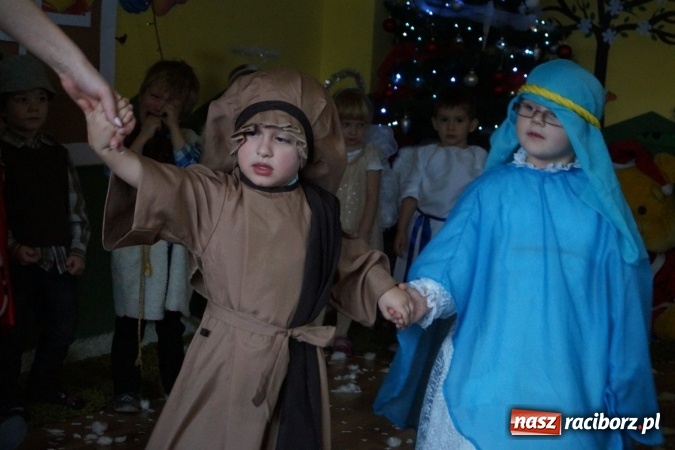 Zdjęcie w galerii na portalu naszraciborz.pl: Wielkie wzruszenie na jasełkach u przedszkolak&oacute;w w Nędzy wiadomości z regionu