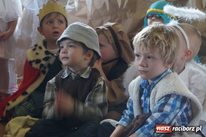 Zdjęcie w galerii na portalu naszraciborz.pl: Wielkie wzruszenie na jasełkach u przedszkolak&oacute;w w Nędzy wiadomości z regionu