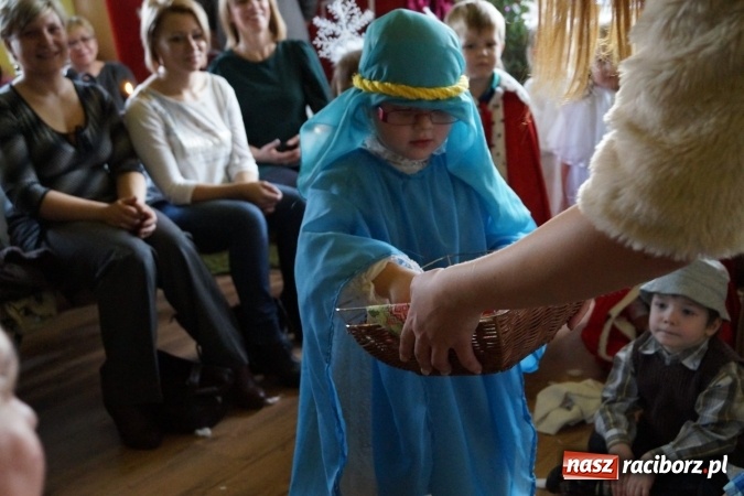 Zdjęcie w galerii na portalu naszraciborz.pl: Wielkie wzruszenie na jasełkach u przedszkolak&oacute;w w Nędzy wiadomości z regionu