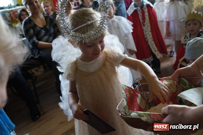 Zdjęcie w galerii na portalu naszraciborz.pl: Wielkie wzruszenie na jasełkach u przedszkolak&oacute;w w Nędzy wiadomości z regionu