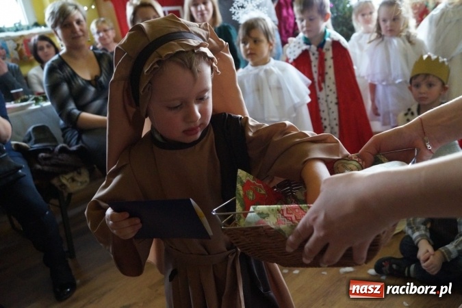 Zdjęcie w galerii na portalu naszraciborz.pl: Wielkie wzruszenie na jasełkach u przedszkolak&oacute;w w Nędzy wiadomości z regionu
