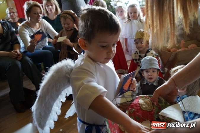 Zdjęcie w galerii na portalu naszraciborz.pl: Wielkie wzruszenie na jasełkach u przedszkolak&oacute;w w Nędzy wiadomości z regionu