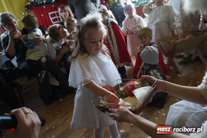 Zdjęcie w galerii na portalu naszraciborz.pl: Wielkie wzruszenie na jasełkach u przedszkolak&oacute;w w Nędzy wiadomości z regionu
