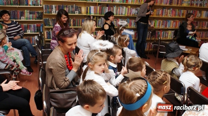 Zdjęcie w galerii na portalu naszraciborz.pl: Przedszkolaki kolędowały na Międzyprzedszkolnym Przeglądzie Kolęd w bibliotece wiadomości z regionu