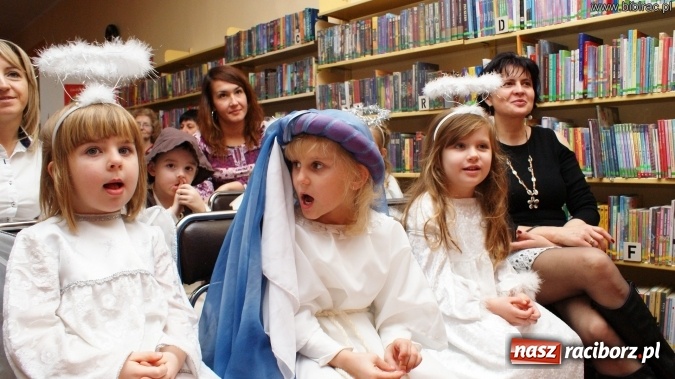 Zdjęcie w galerii na portalu naszraciborz.pl: Przedszkolaki kolędowały na Międzyprzedszkolnym Przeglądzie Kolęd w bibliotece wiadomości z regionu