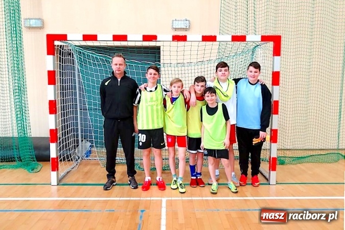 Zdjęcie w galerii na portalu naszraciborz.pl: Nędza i Chałupki wygrały halowy turniej w Rudniku wiadomości z regionu